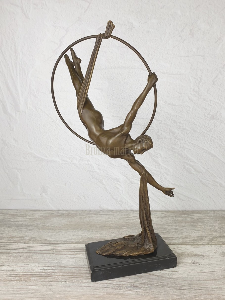 Бронзовая статуя в интерьере