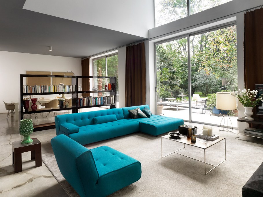 Современная яркая гостиная с панорамными окнами