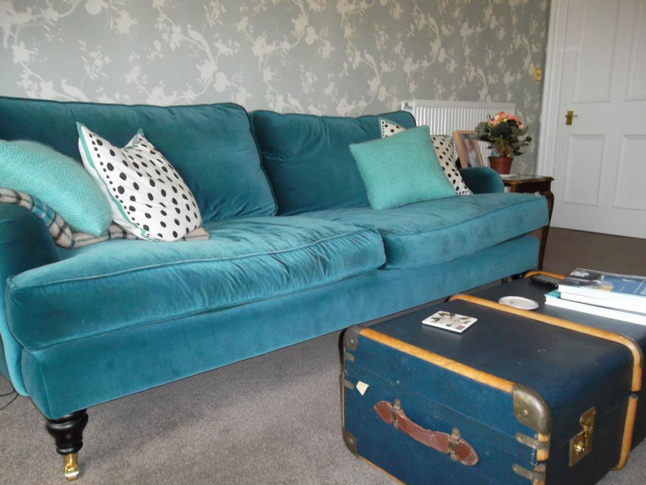 Бирюзовый бархатный диван