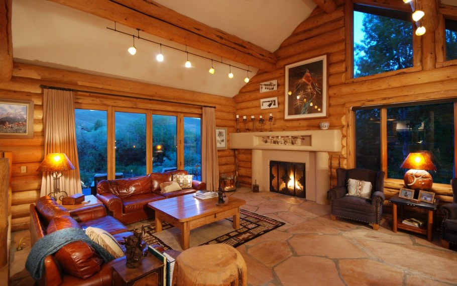 Деревянная гостиная с камином