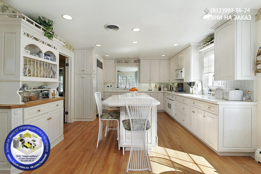 Интерьер кухни с белой кухонной мебелью