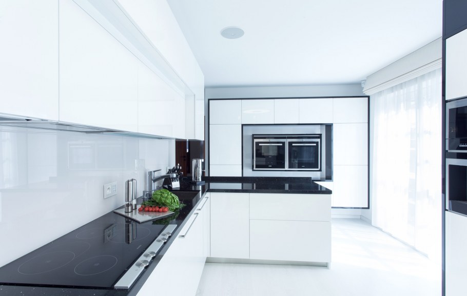 Белая кухня с черной столешницей