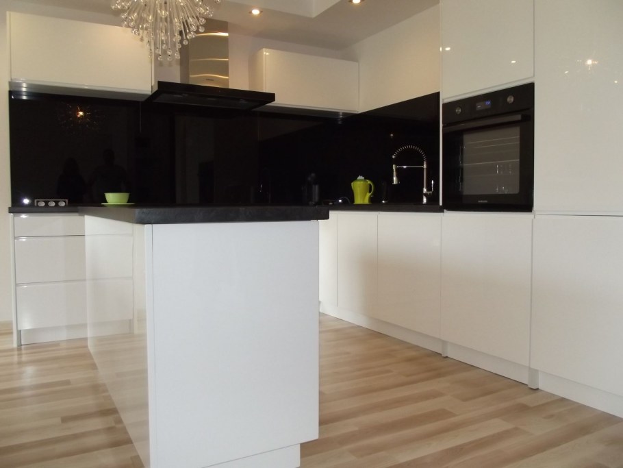 Белая кухня с черной столешницей