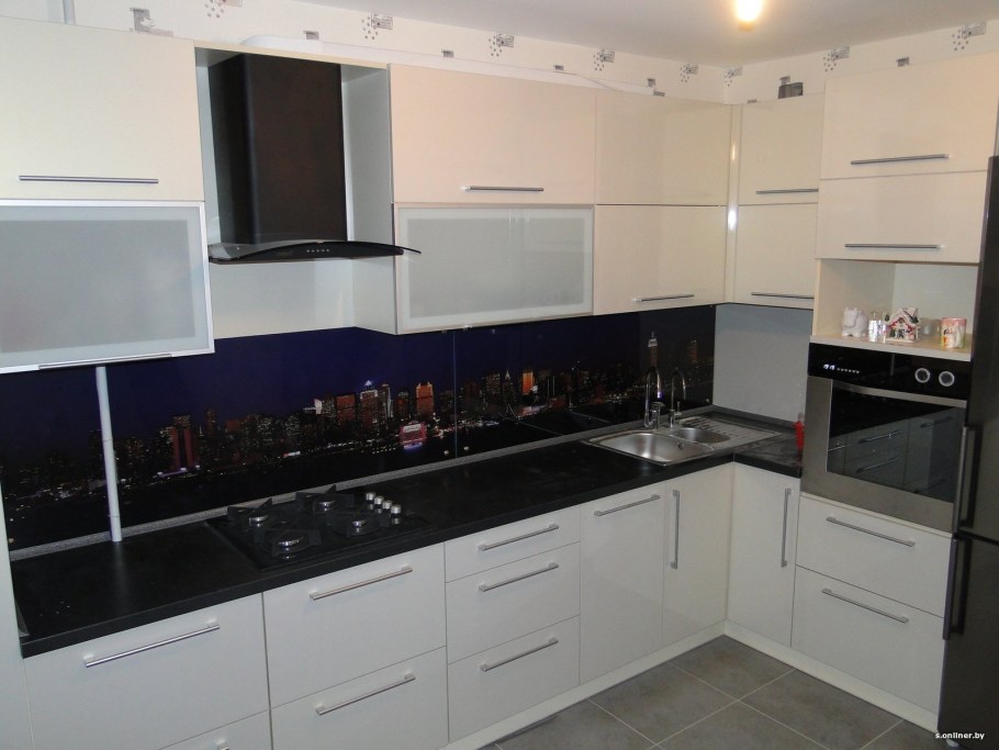 Белая глянцевая кухня с черной столешницей