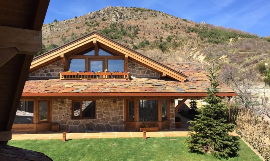 Дом с большой крышей Шале