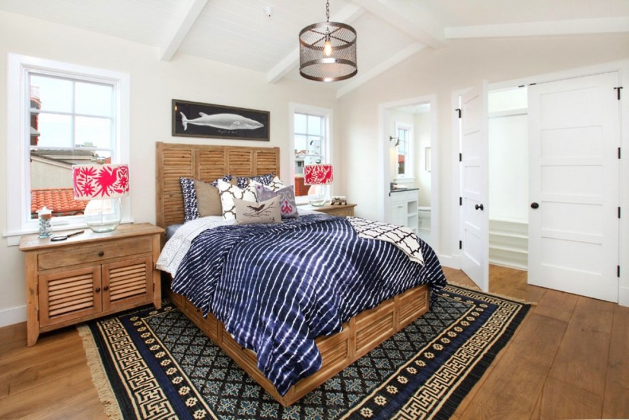 Уютная спальня с большой кроватью