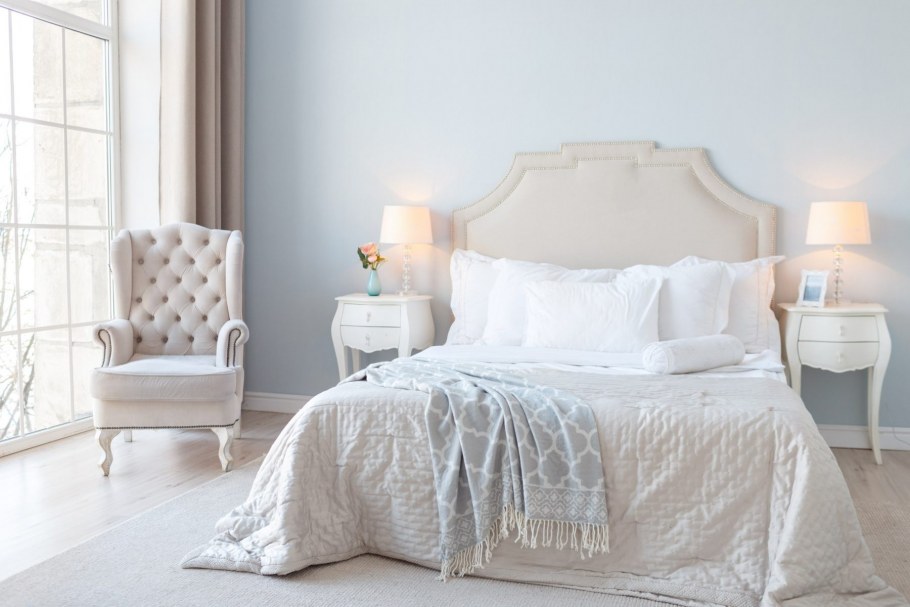 Зеркало в золоте в спальню