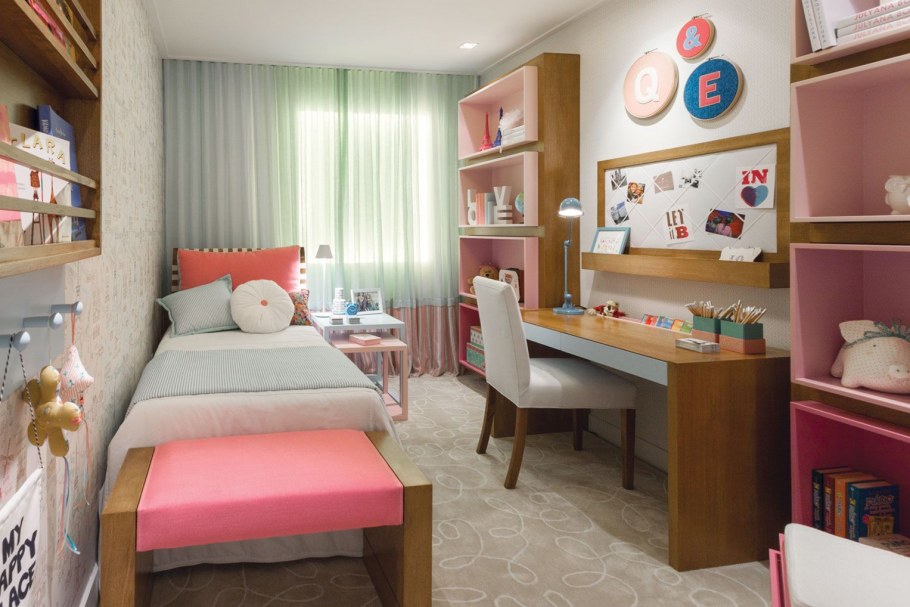 Место для косметики в комнате