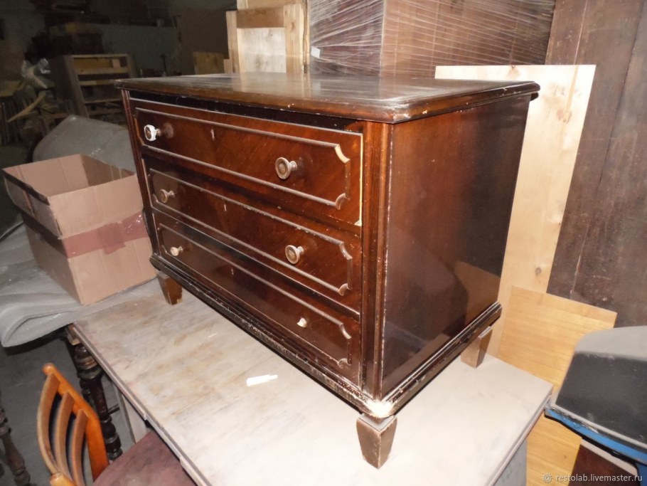 Старинные комоды из дерева