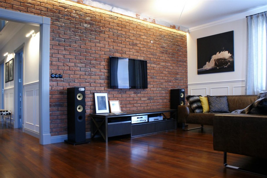 Телевизор на кирпичной стене