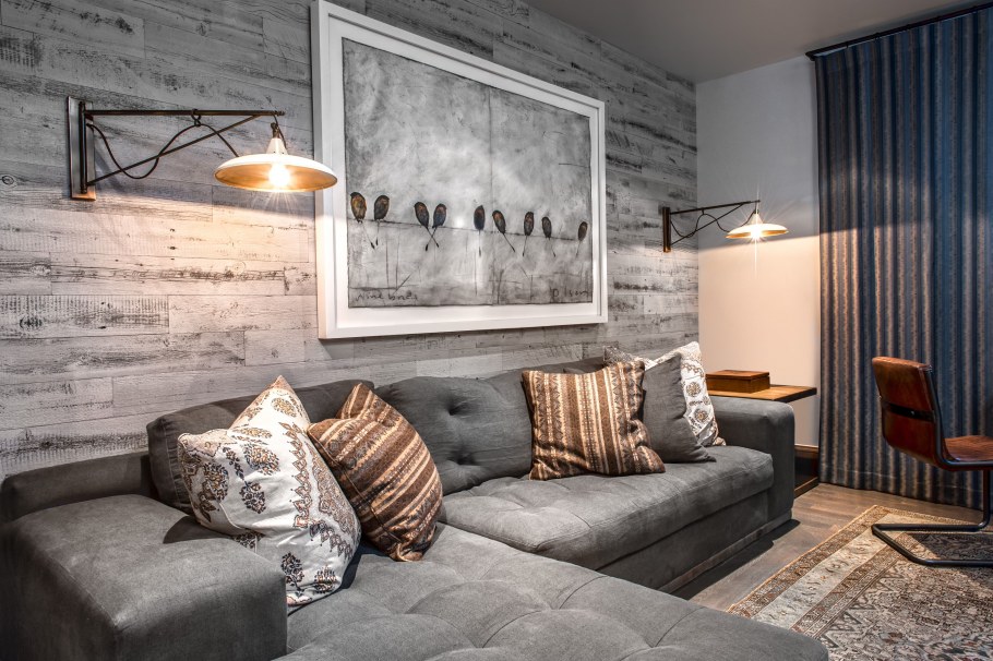 Старые доски дерево в интерьере гостиной