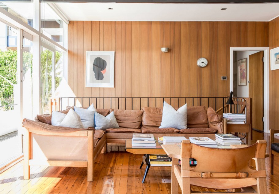 Гостиная с деревянными панелями