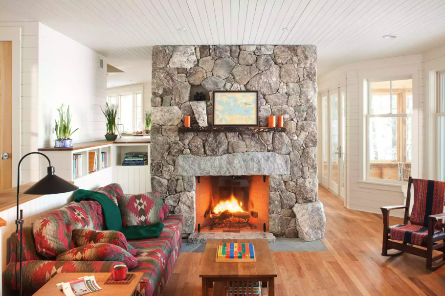 Стена с камином в доме