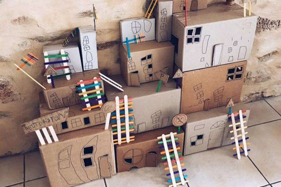 Конструкции из картонных коробок