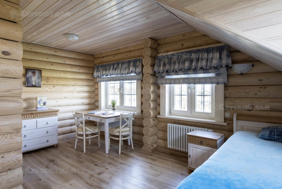 Шторы в доме из бревна