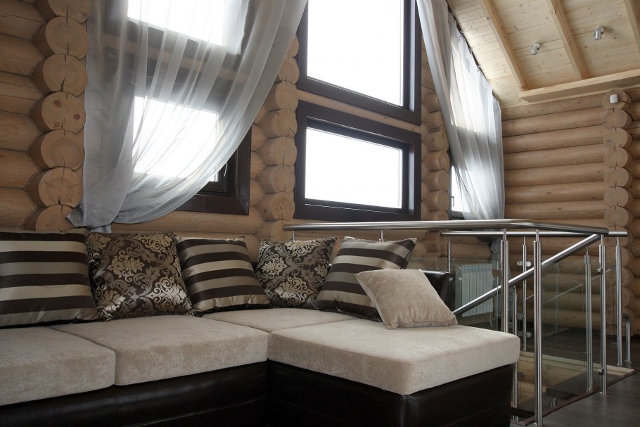 Шторы в доме из кругляка