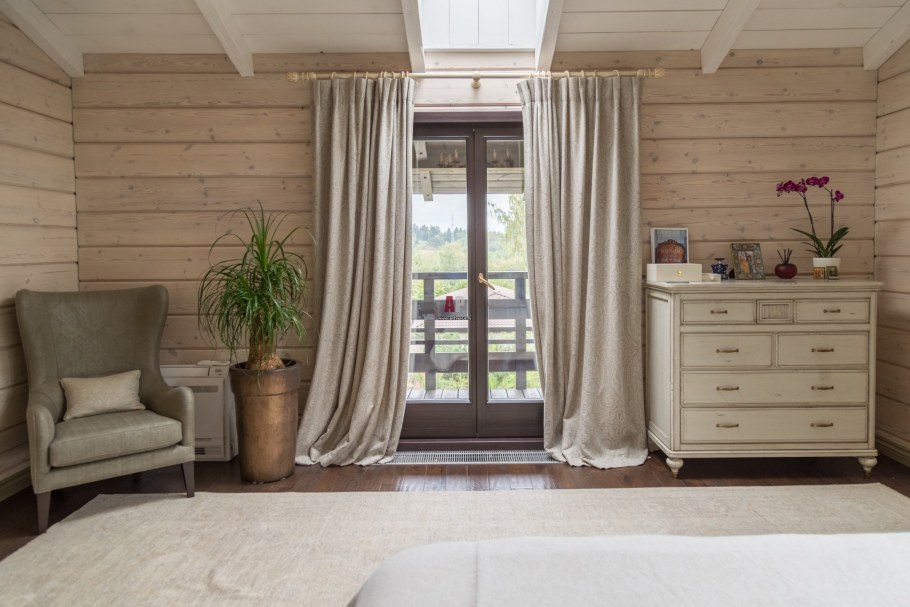 Шторы для загородного дома из бруса