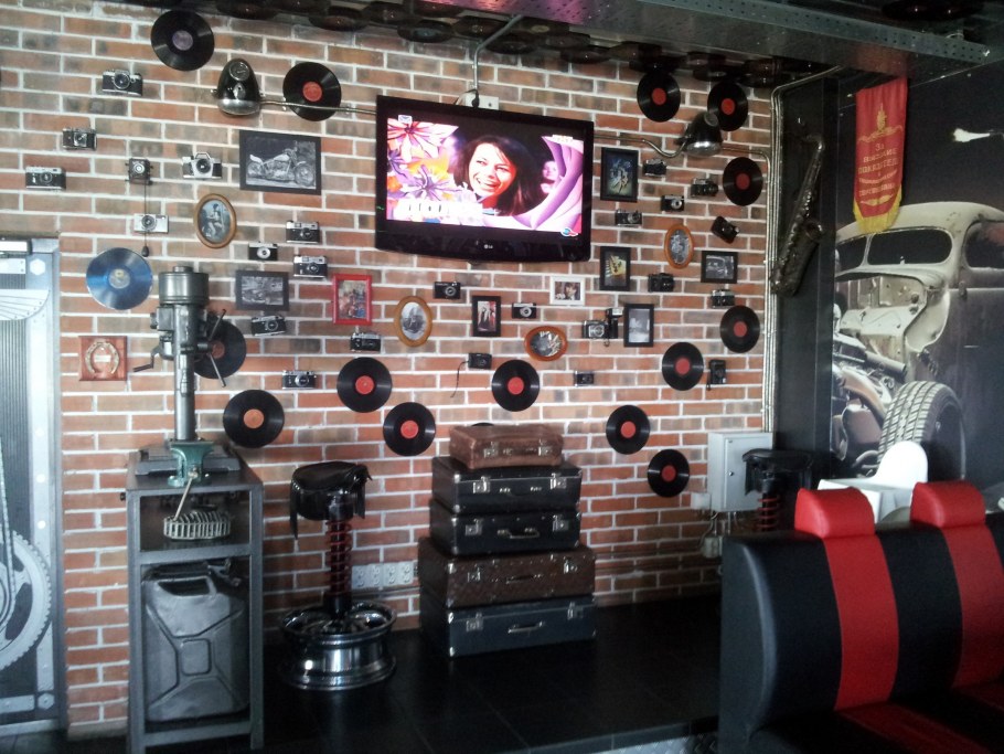 Кафе в стиле гараж