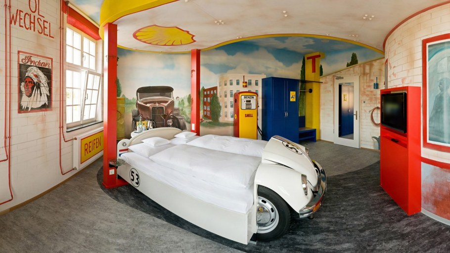 Комната в ретро стиле авто