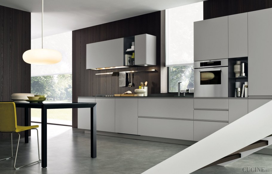 Белая кухня с черным корпусом
