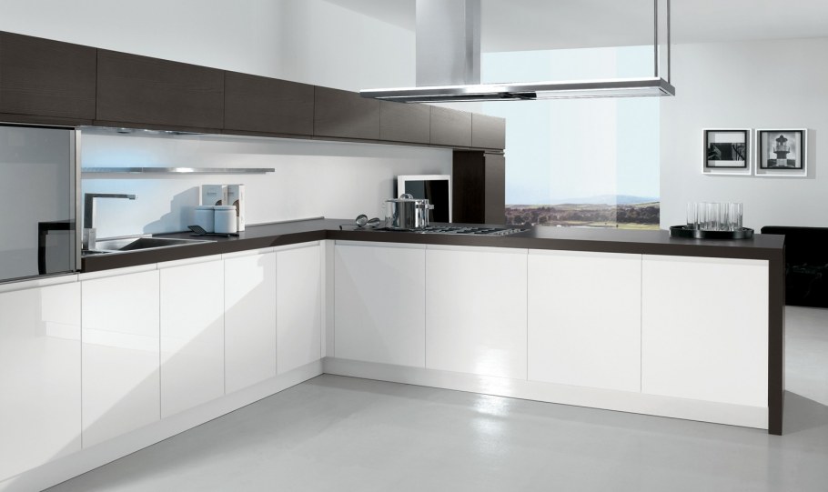 Белая кухня с ручкой gola