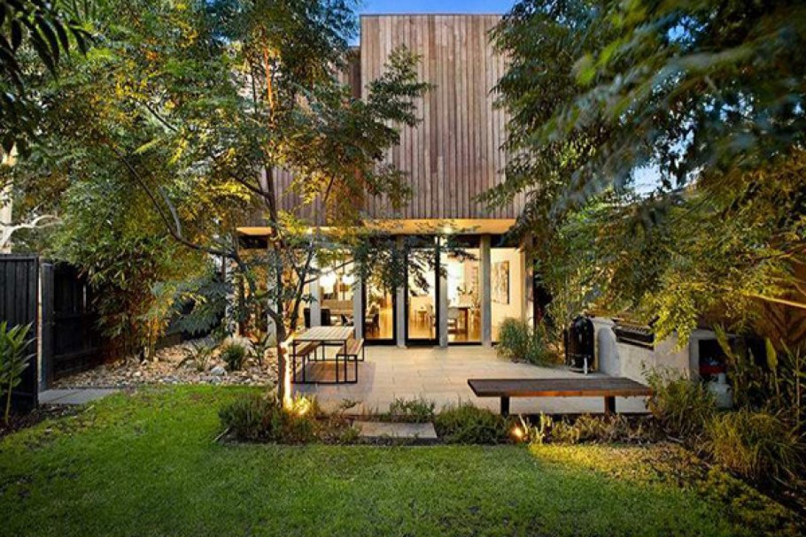 Дом в Австралии с садом