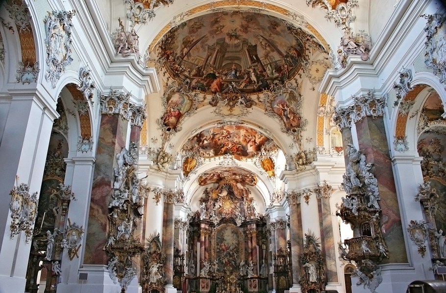 Роскошный зал в стиле Барокко и рококо