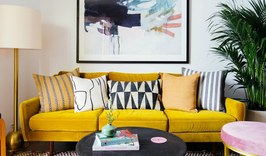 Желтый диван в интерьере