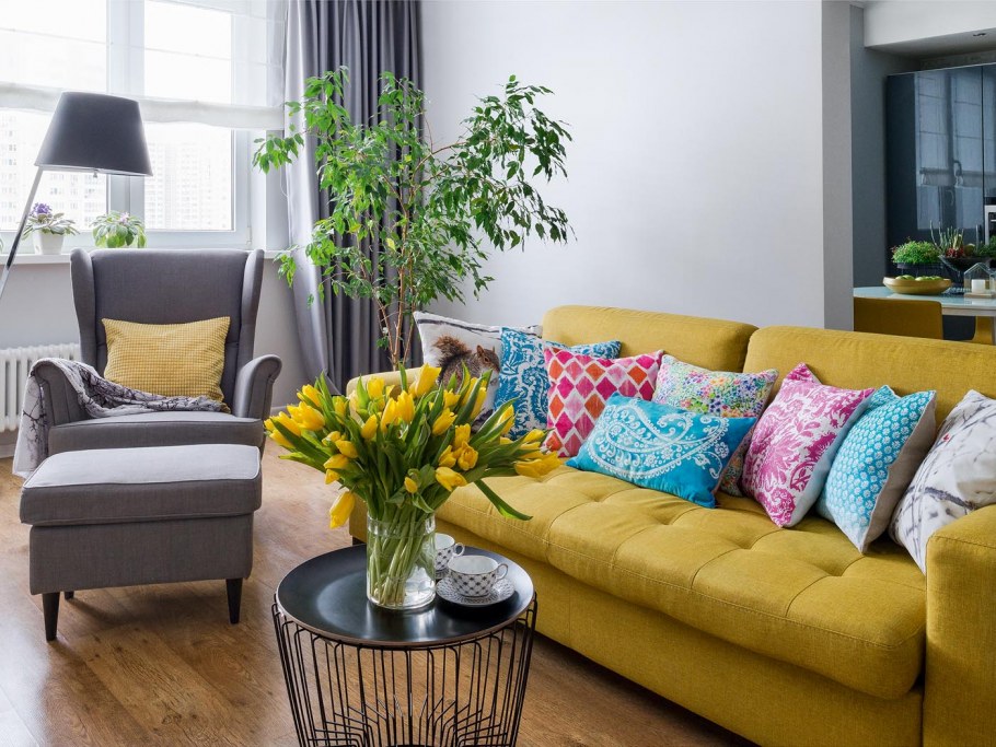 Дизайн гостиной с желтым диваном