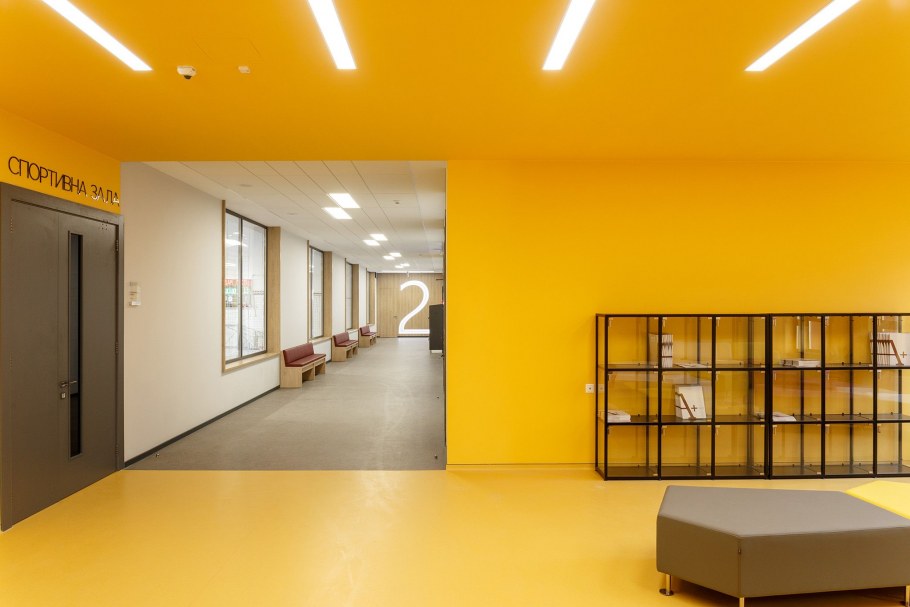 Интерьер школ с желтыми встроенными стеллажами