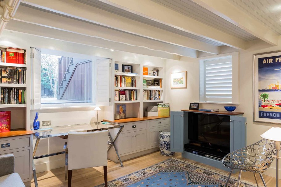 Рабочий уголок в гостиной