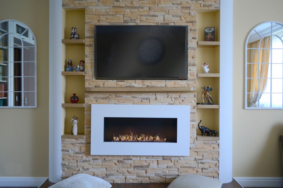 Гостиная в современном стиле с рейками