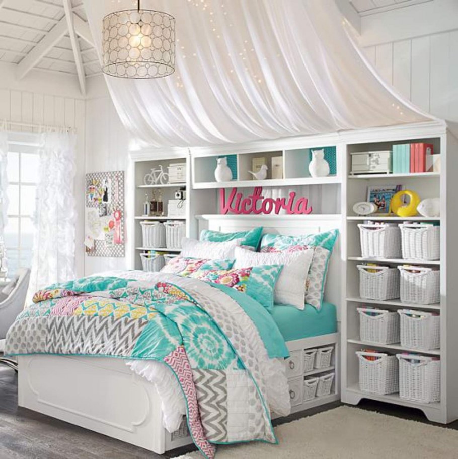 Комната для девочки с большой кроватью