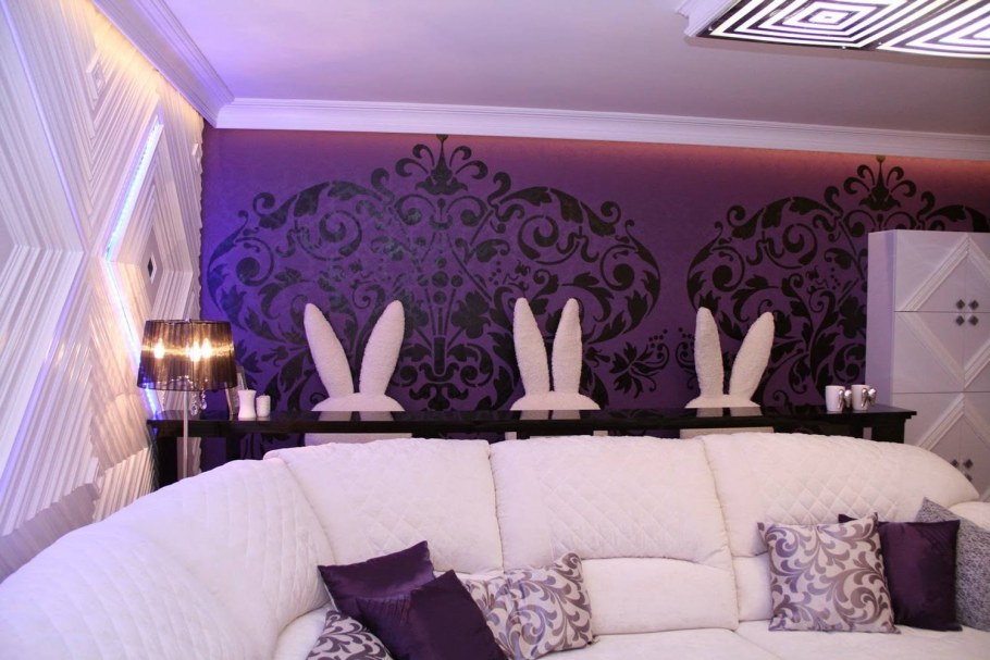 Сочетание серого и баклажанового цвета в интерьере