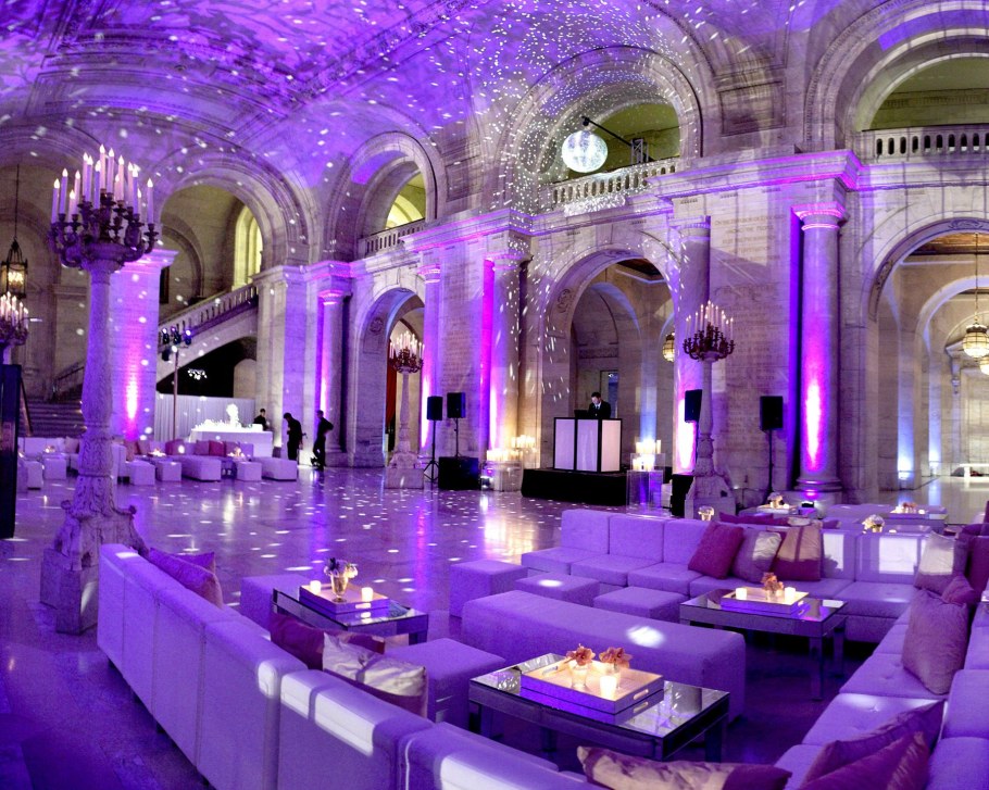 Шикарный свадебный зал сиреневый