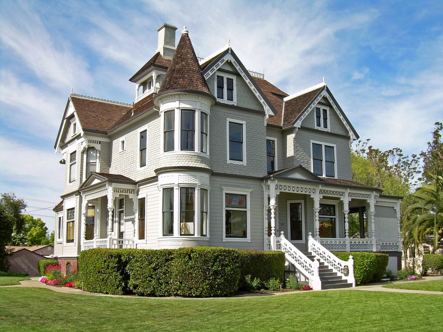 Красивые двухэтажные особняки