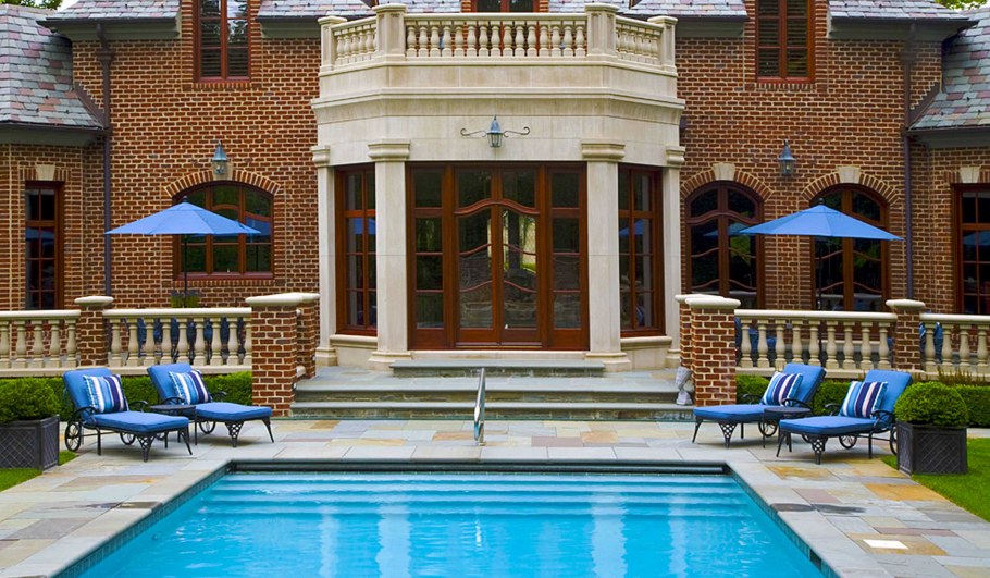 Каменный дом с бассейном