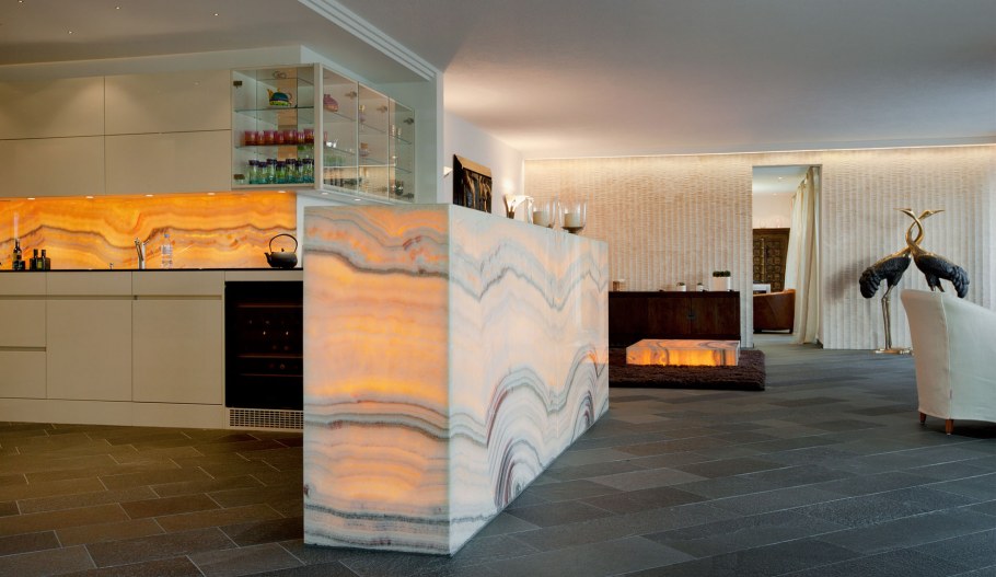 Стена из оникса с подсветкой