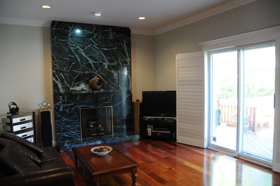 Черный мрамор в интерьере гостиной