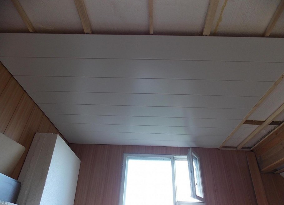 Отделка потолка МДФ панелями