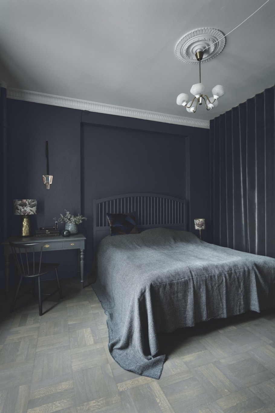 Серые стены в спальне