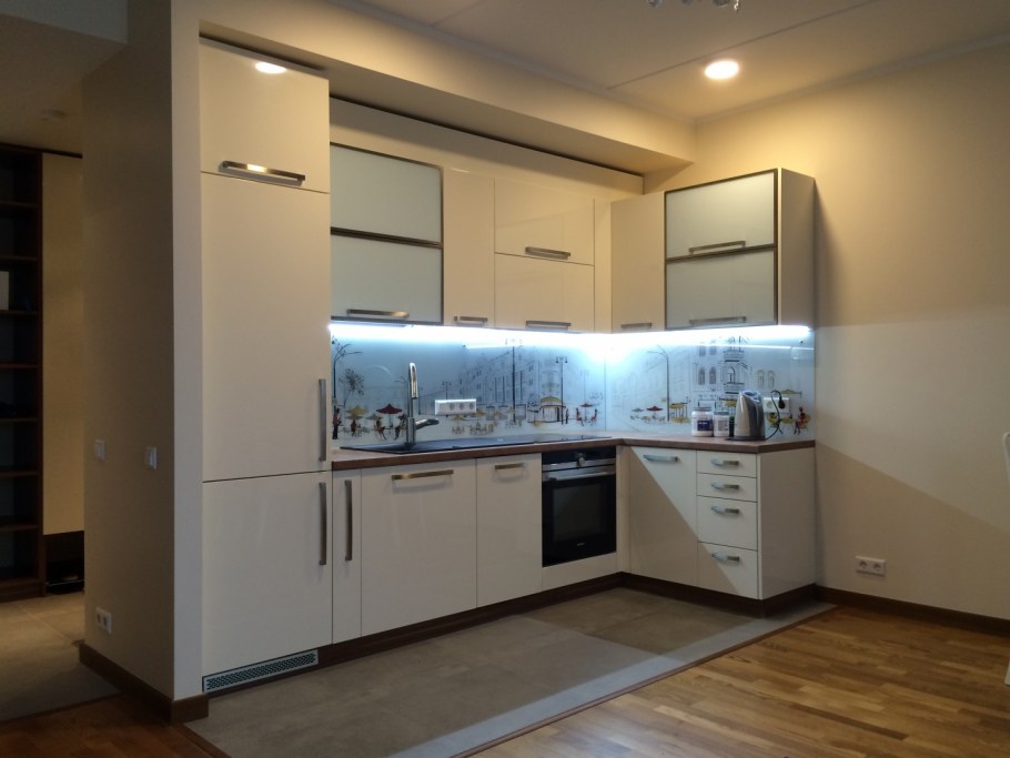 Гарнитур со встроенной бытовой техникой