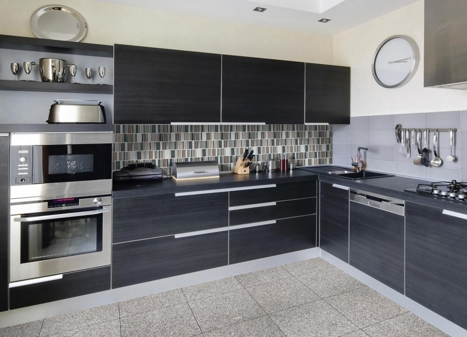 Современная кухня с холодильником у окна