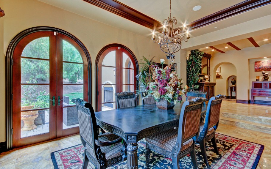 Двухэтажный дом внутри спальня