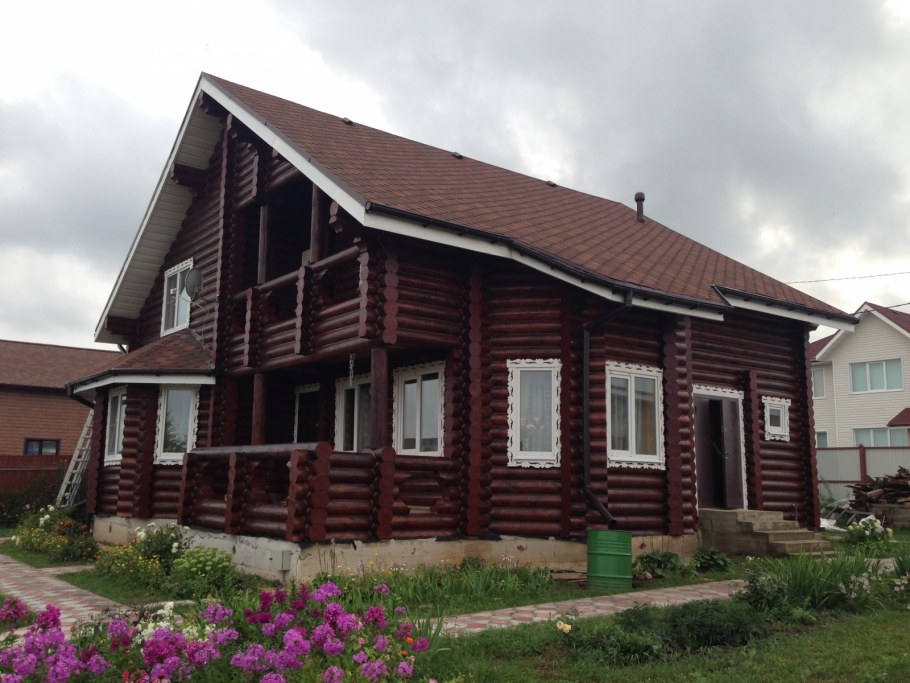 Крашенные дома в деревне