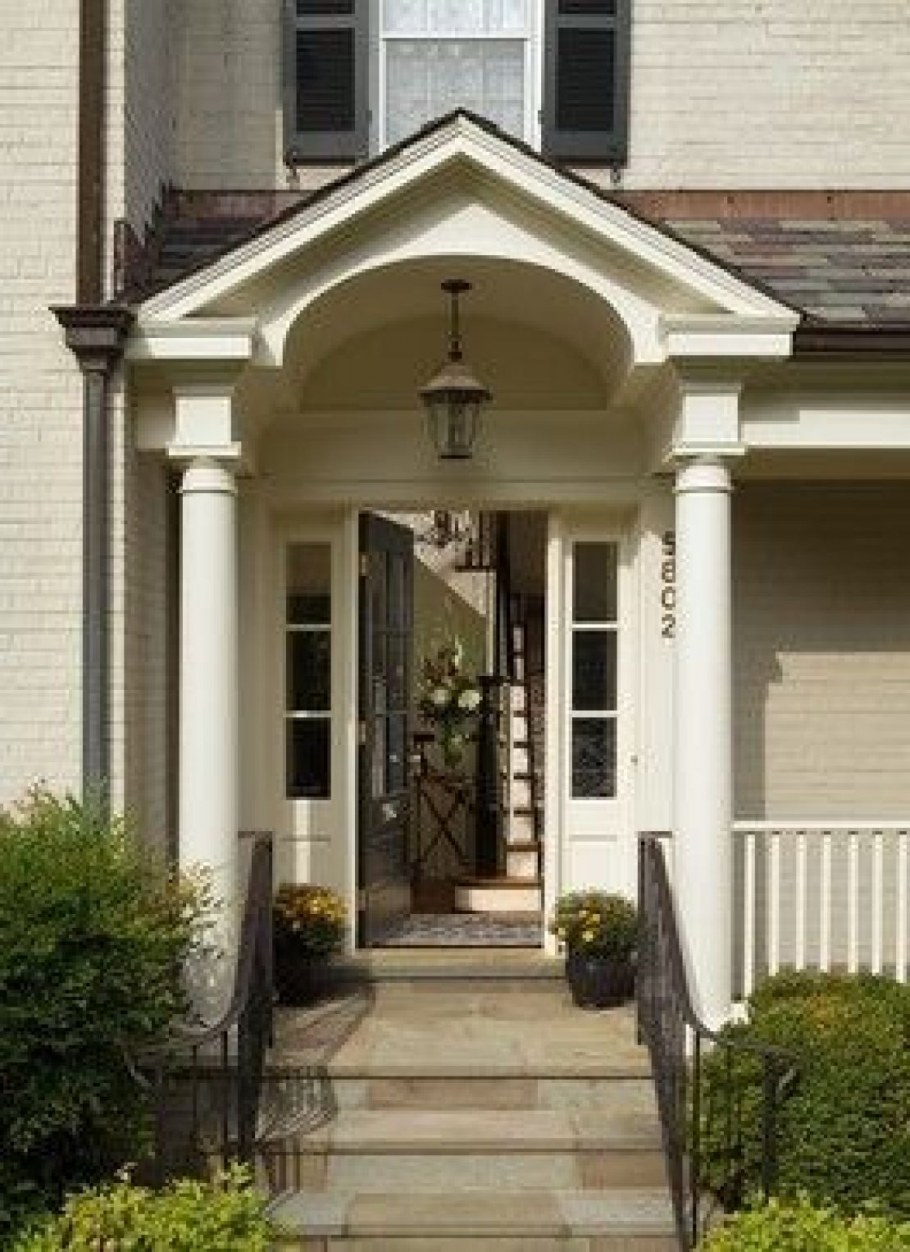 Красивая дверь в дом