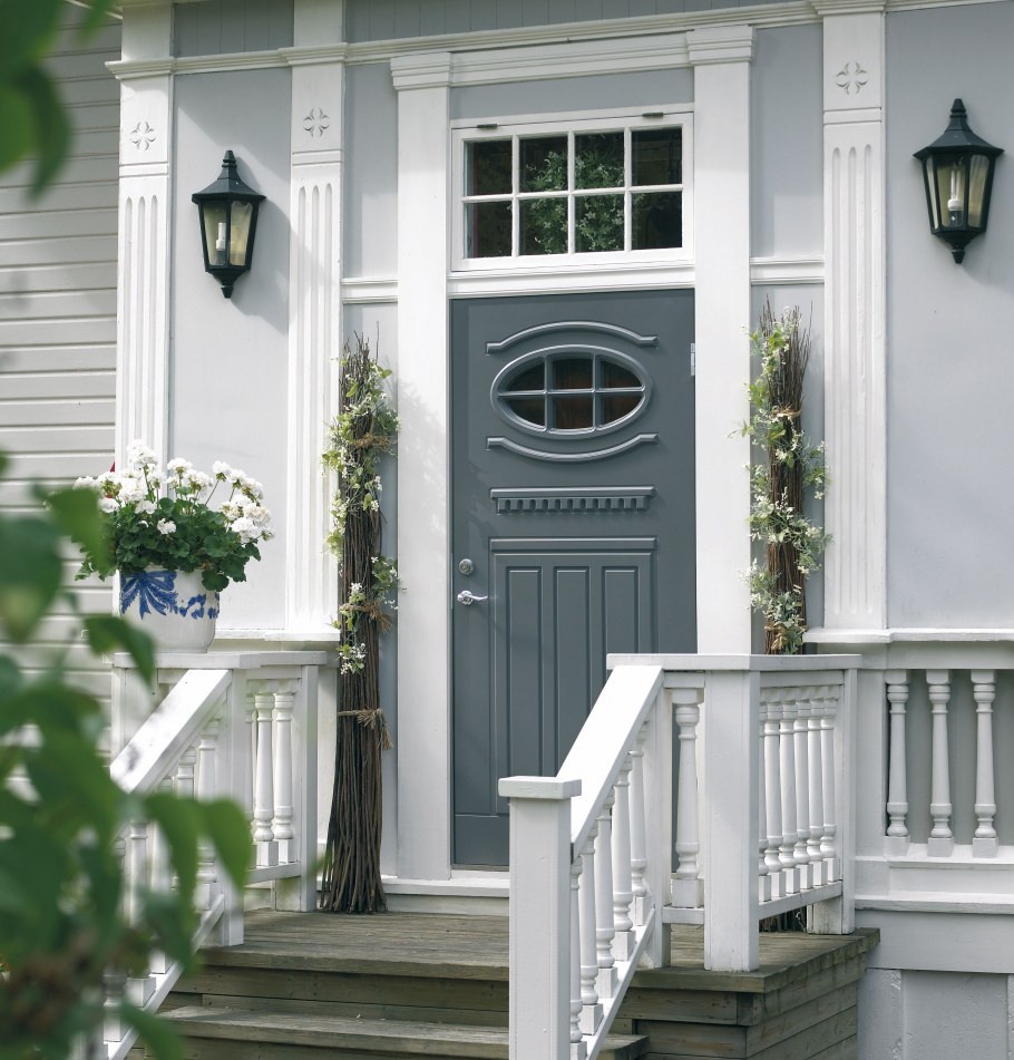 Синяя дверь в доме