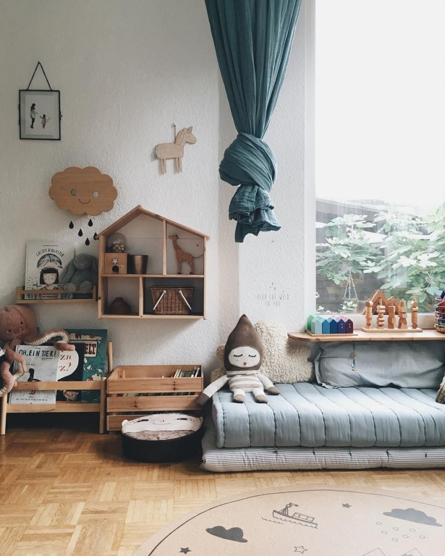 Уютная детская комната с игрушками