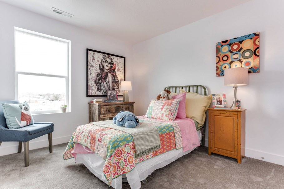 Акцентная стена в детской в современном стиле