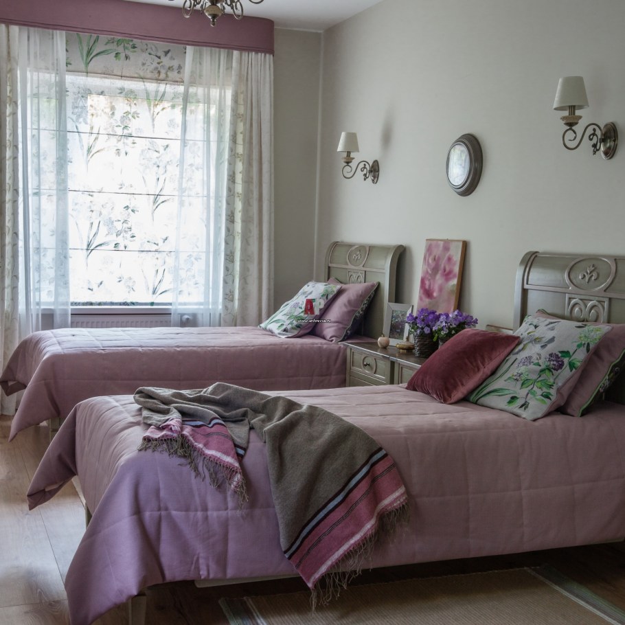 Пепельно розовая спальня
